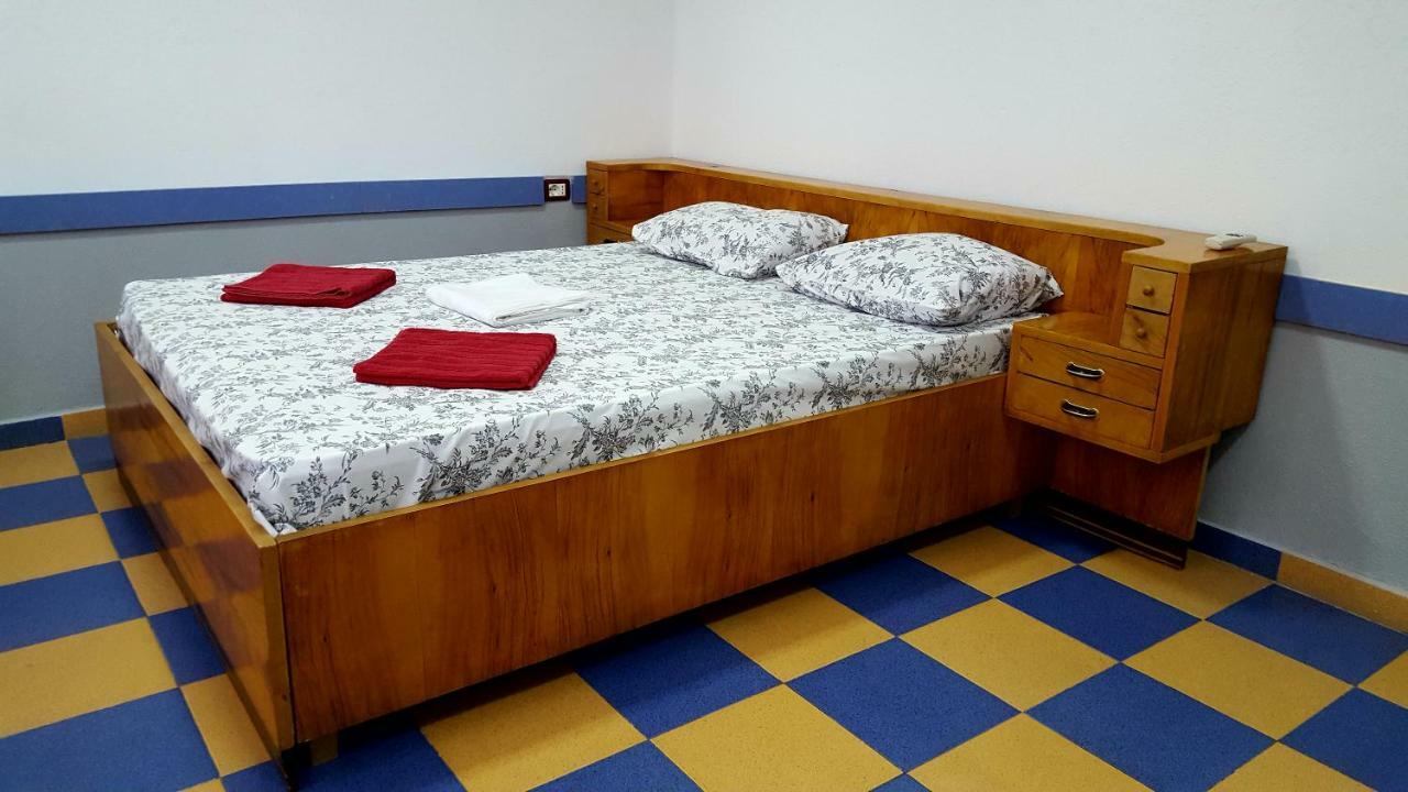 Home Hostel Shkoder Bagian luar foto